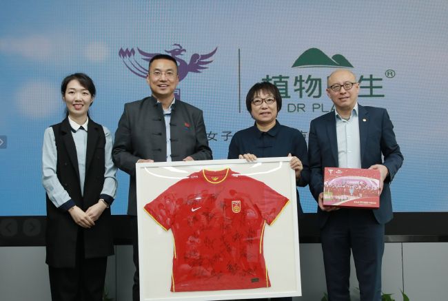 这正是日本古文化的现实状态，姐妹二人其实和做考古研究的父亲从事了同一项工作—对文化的探索，只不过一个是实践，一个是理论罢了。